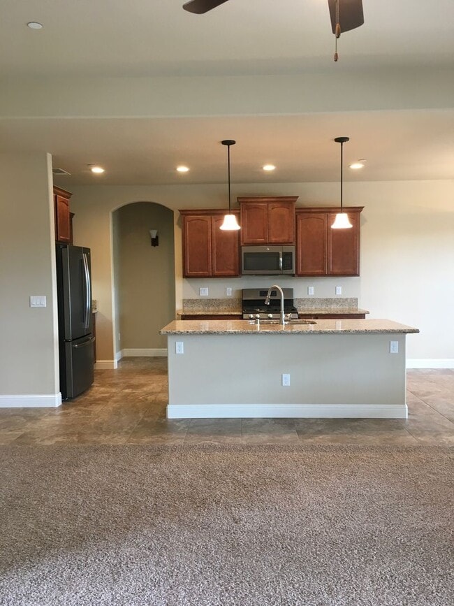 Building Photo - Beautiful Shasta Lake home with Landscapin...