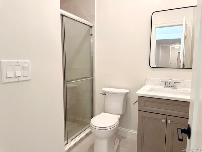 Building Photo - 905 Oakridge Cmns