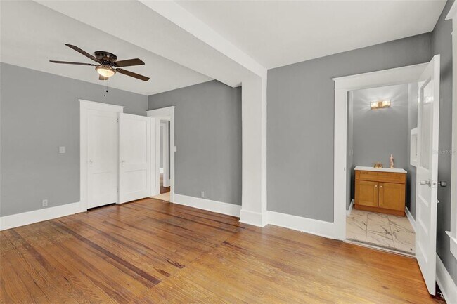 Building Photo - 611 S Grove St