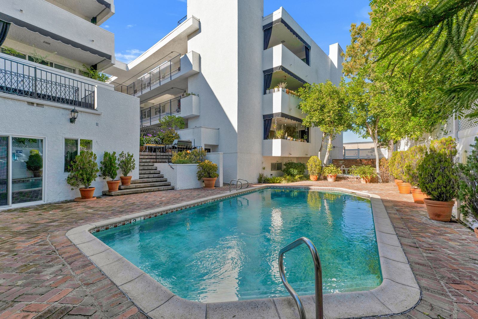 Building Photo - 4950 Louise Ave