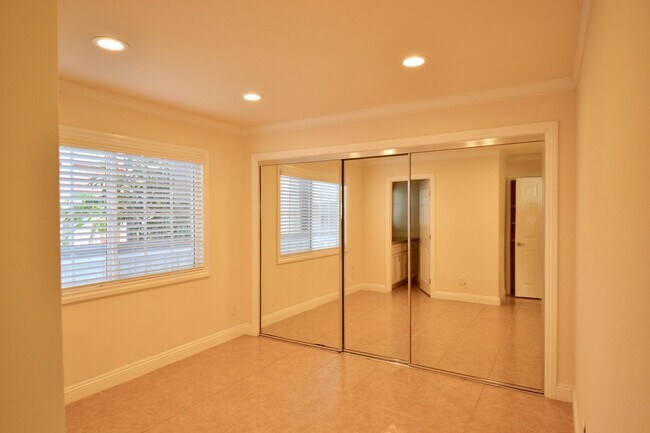 Building Photo - Ground Level Home La Jolla Village! Washer, Dryer, Parking, Upgraded Appliances! Walk to beaches!