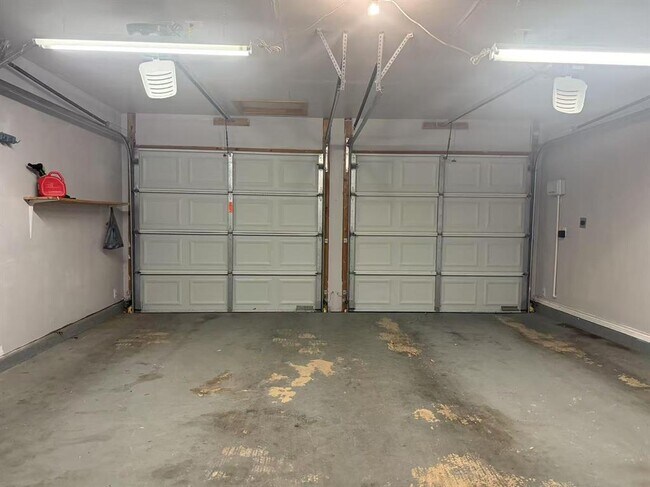 Building Photo - 10905 Dodge Cattle Dr