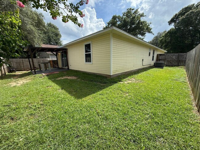 Building Photo - Pensacola - Springdale Forest - 3 bedroom, 2 bathroom