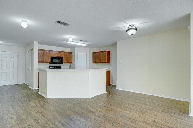 Building Photo - Spacious Duplex Townhome in Quiet Cul-de-Sac | Fresh Paint | 15-Month Lease
