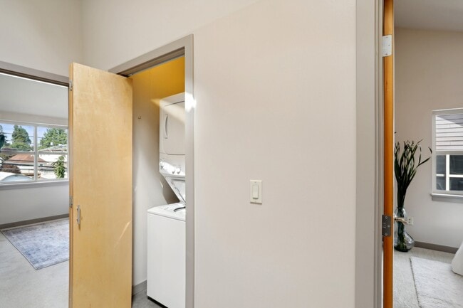 Building Photo - 923B N 85th St