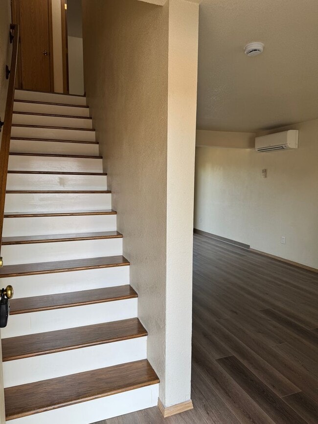 Building Photo - Updated 3 bedroom 2 bath duplex! MOVE IN S...