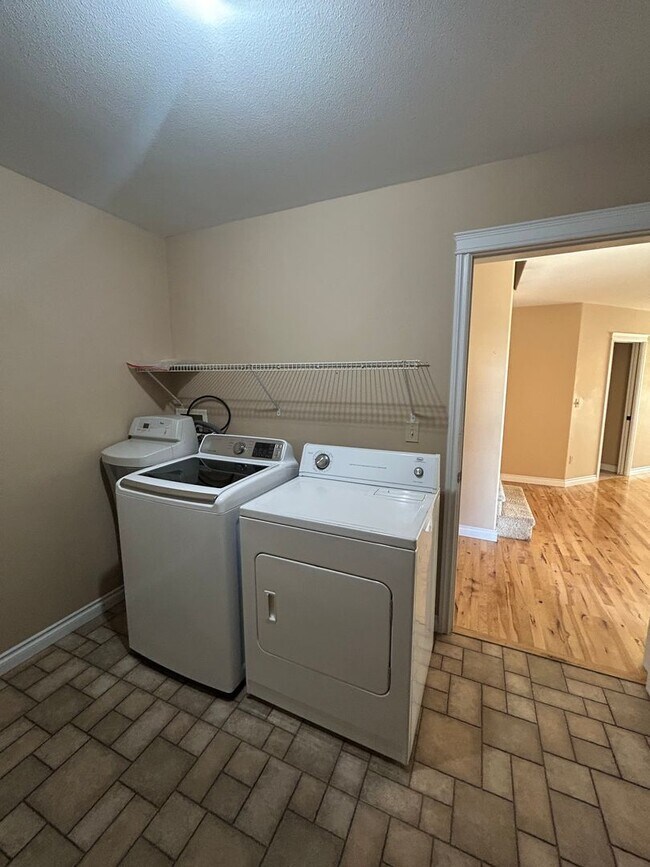 Building Photo - Columbia Falls 3 Bedroom Townhome!