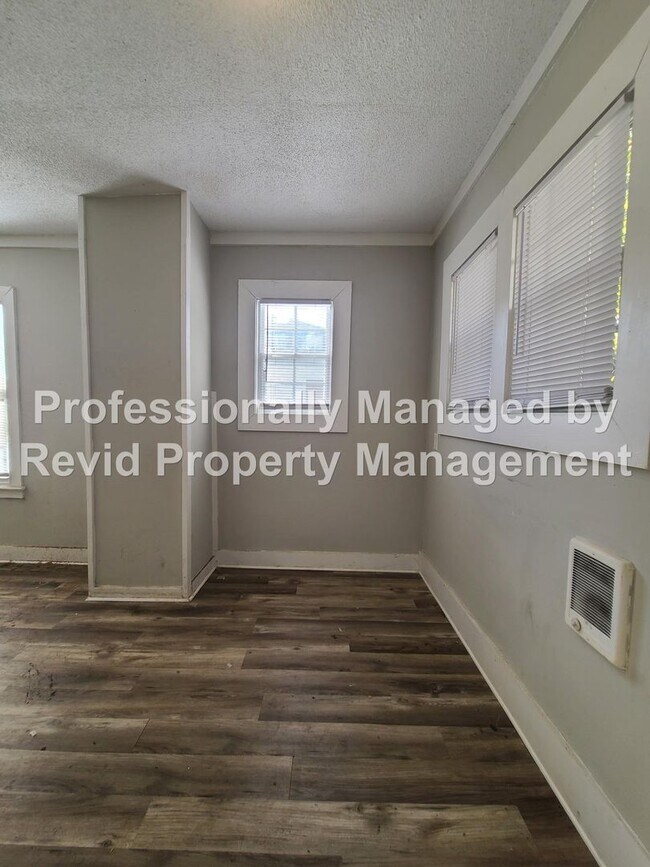 Building Photo - SECTION 8 ACCEPTED