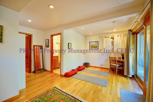 Building Photo - Quality San Anselmo Home Near Parks and Sc...
