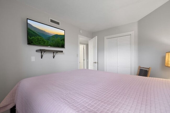 Building Photo - Modern Fully Furnished Home with Stunning ...