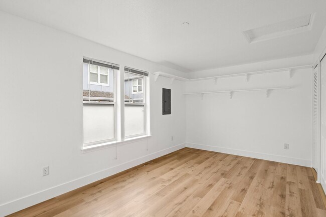 Building Photo - Cozy Studio Apartment in SE Portland w/ Laundry