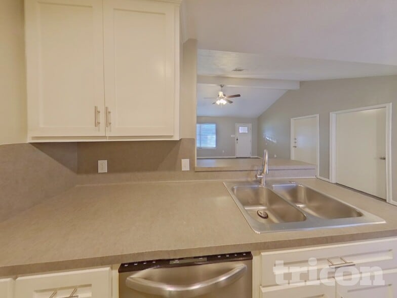 Building Photo - 16365 River Fall Ct