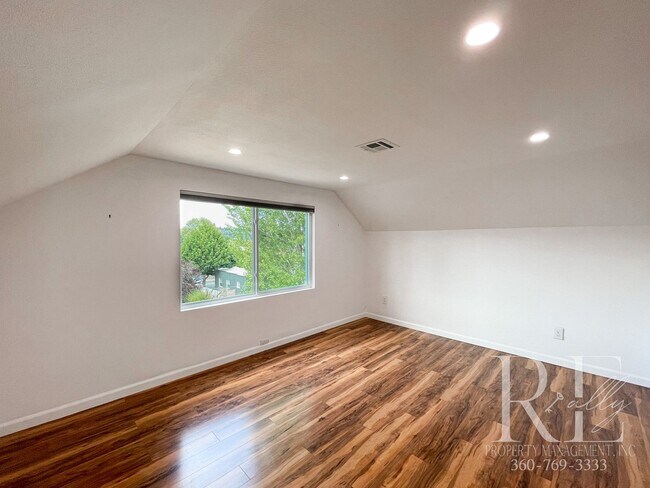 Building Photo - 3BR Bremerton Home with Vintage Charm & Mo...