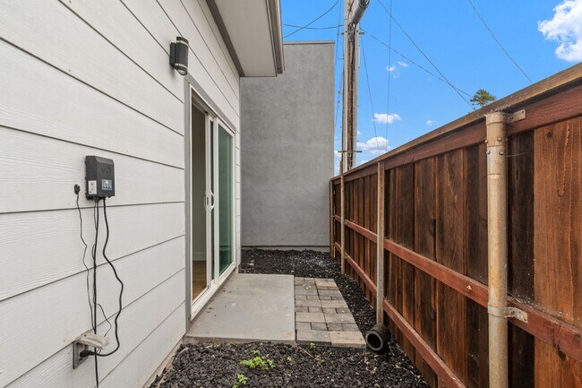 Building Photo - Luxurious Coastal Retreat with Stunning Oc...