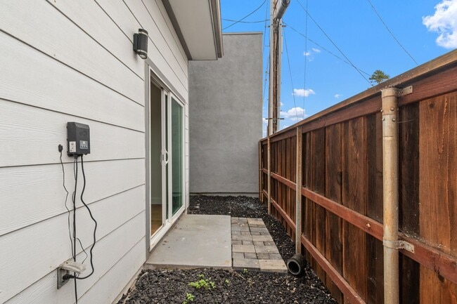 Building Photo - Luxurious Coastal Retreat with Stunning Ocean Views