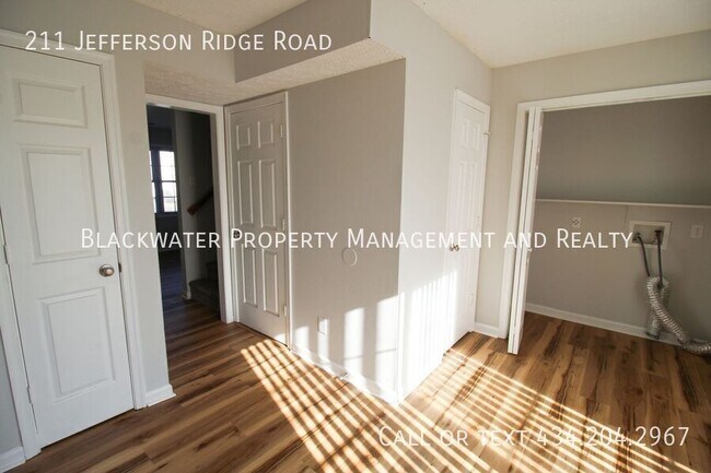 Building Photo - 211 Jefferson Ridge Rd