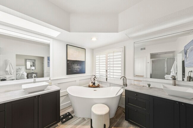 Building Photo - 289 Vista Royale Cir W