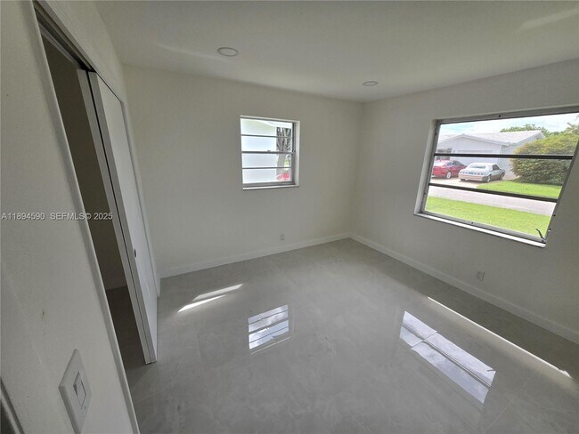 Building Photo - 600 SW 8th Pl