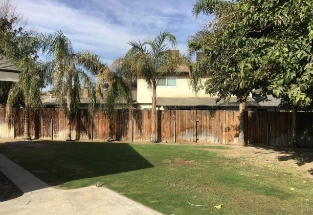 Building Photo - 1939 Meadowwood Ct