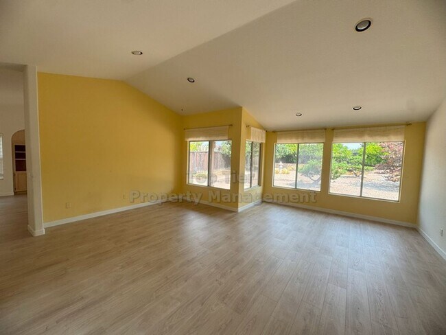 Building Photo - Welcoming Single-Level Home in a Great Fam...