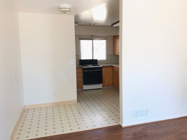 Building Photo - 4795 SW Maple Ave