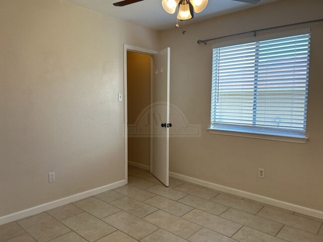 Building Photo - 4910 Parkwood Dr