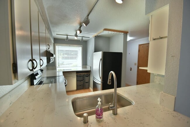 Building Photo - 2Bd/1.5Ba Kirkland Condo