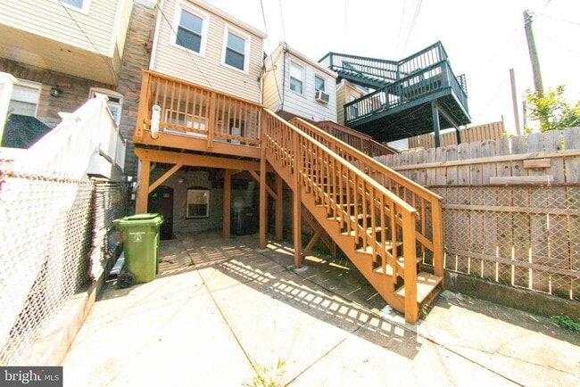 Building Photo - 636 S Kenwood Ave