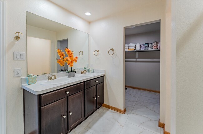 Building Photo - 5431 Tindarey Bluff Trail