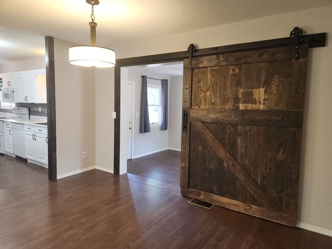 Building Photo - Updated 2 bed + bonus room / 2 bath home