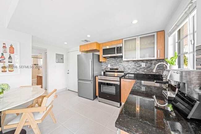 Building Photo - 1050 7th St