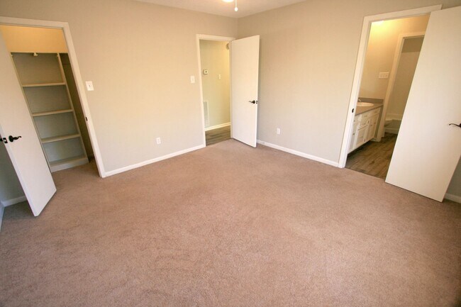 Building Photo - 2301 Raintree Dr