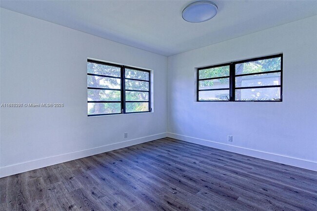 Building Photo - 372 W Dayton Cir