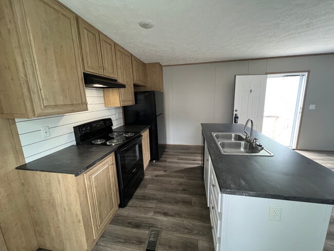 Building Photo - 207 Peach St