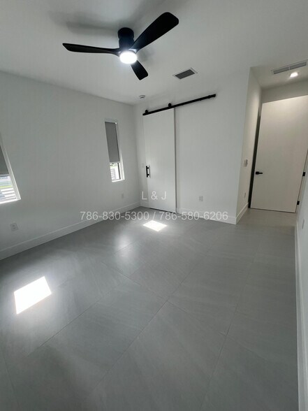 Building Photo - 920 SW 71st Ave