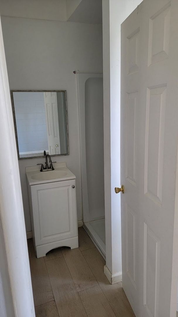Building Photo - 1 Bedroom Duplex in Roseville Available Now