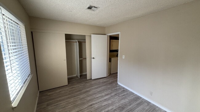 Building Photo - First Floor 2-bed, 2-bath, no carpet here!