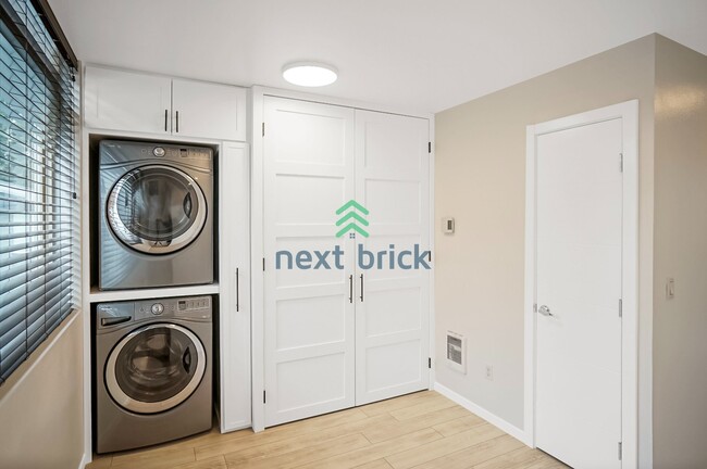 Building Photo - 2 BED & 1.5 BATH TOWNHOME FOR RENT