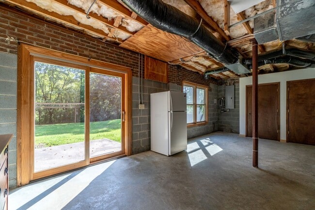 Building Photo - Meticulously maintained property with a st...