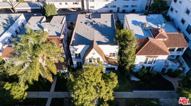 Building Photo - 132 N La Peer Dr