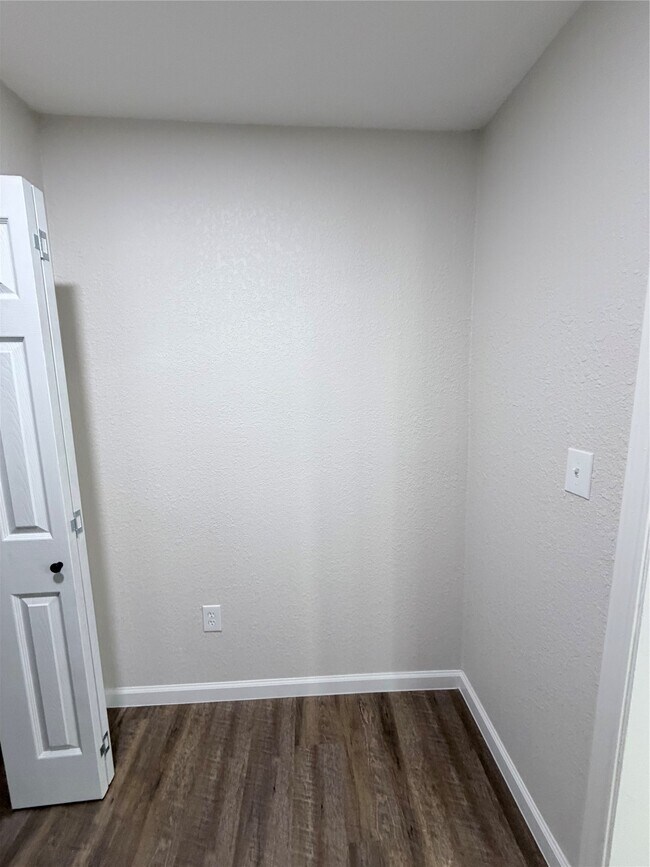 Building Photo - 2915 Creston Dr