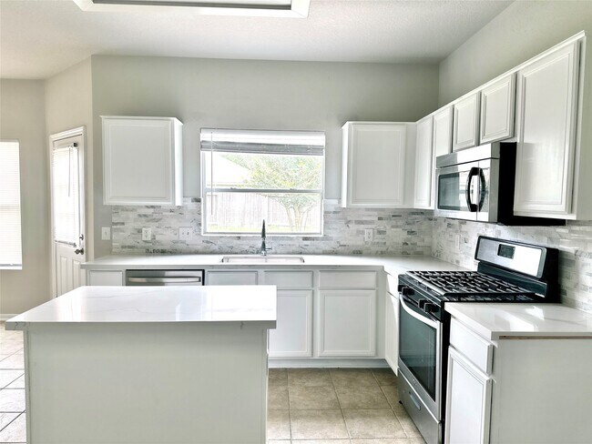 Building Photo - 15410 Fir Woods Ln