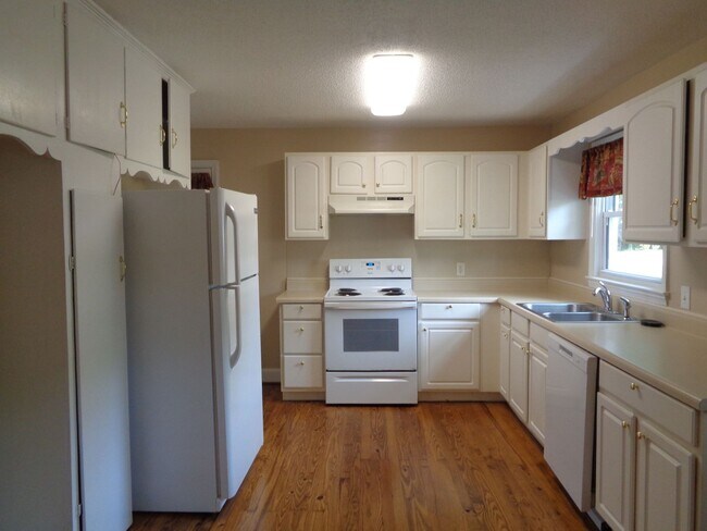 Building Photo - 2-bedroom House off Country Club
