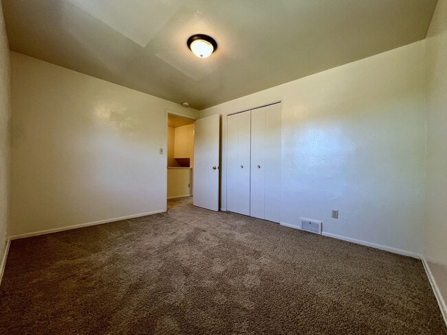 Building Photo - Lovely 2BR Townhome at Regency Place! Spacious Rooms -Attached Garage & Yard! Tour Today!