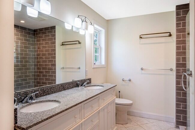 Building Photo - 2 Manchester Pl