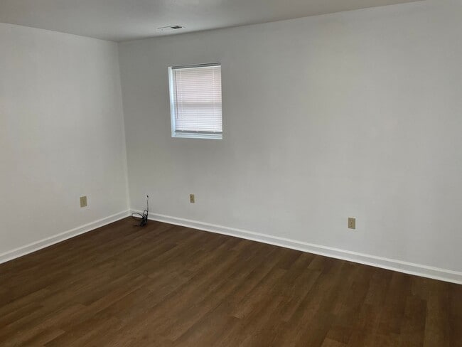 Building Photo - 3 bedroom 1 bath house for rent