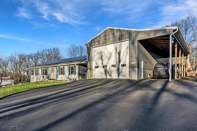 Building Photo - 153 Stag Hill Rd