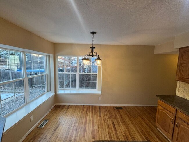 Building Photo - ELEGANT 5BD in WOODLAND HILLS/D20 - Security Deposit Waiver Available