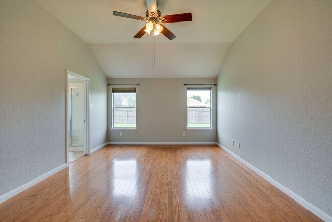 Building Photo - Great location. 4 bedrooms plus an office!