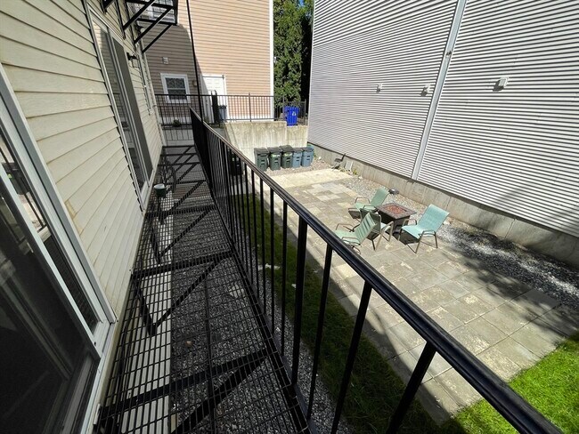 Building Photo - 204 H St